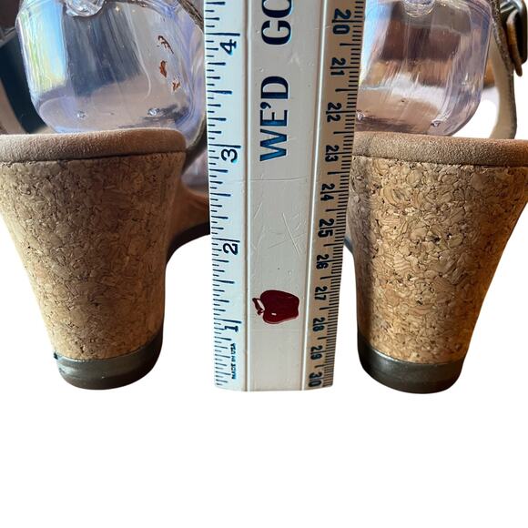 Clarks Wedge Sandals Sz 9 Pewter Gold Metallic Leather Comfort Buckle Strap Cork - Picture 3 of 7